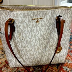 Michael Kors pocket book